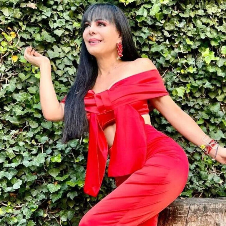 Maribel Guardia como jovencita, acentúa su perfecta silueta en rojo