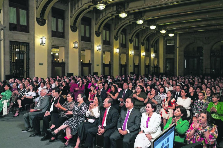 Regaña AMLO a diputados inconformes con cargos