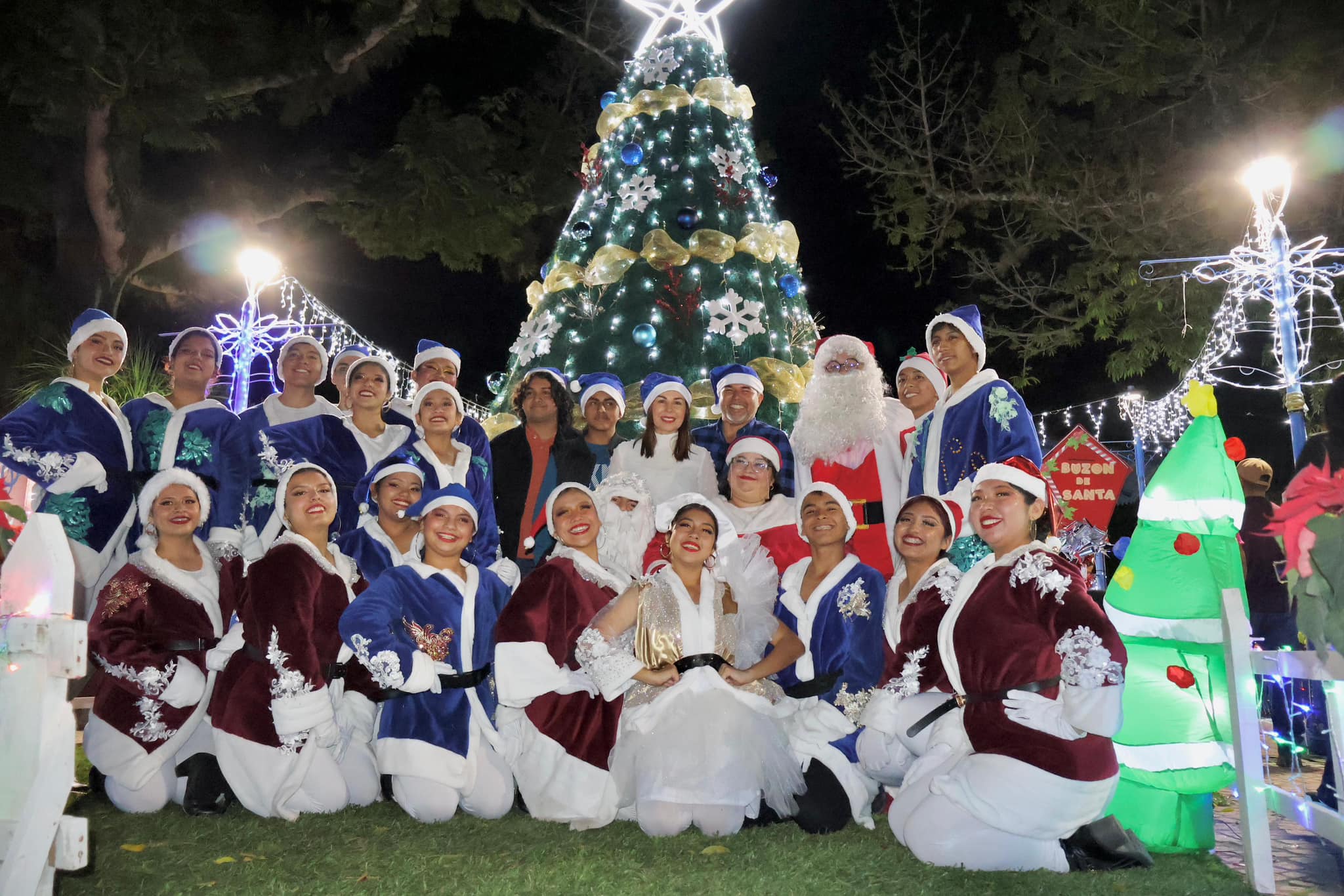 ENCIENDEN EL PINO DE NAVIDADF FRANK DE LEON AVILA Y ALEJANDRA GARZA PACHECO, EN GOMEZ FARIAS.